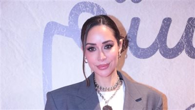 ببدلة.. بسنت شوقي تخطف الأنظار في العرض الخاص لفيلم 