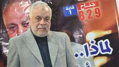 الفنان أشرف زكى يحتفل مع ابنته المخرجة مايا بتوقيع كتاب 