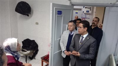 رئيس جامعة بنها يزور المرضى الفلسطينيين داخل المستشفى الجامعي