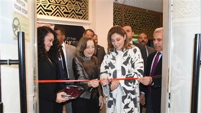 وزيرة الثقافة تفتتح معرض 