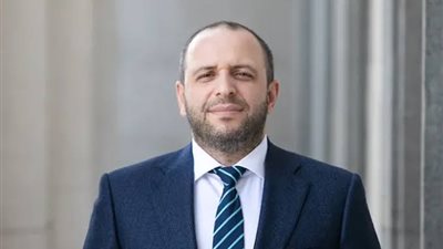 عاجل.. وزير الدفاع الأوكراني يعلن إعفاء قائد القوات المسلحة زالوجني من منصبه