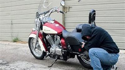 سقوط شخصين بتهمة سرقة الدراجات النارية وحيازة سلاح 