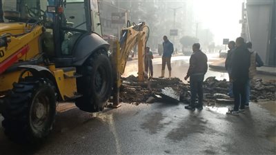 إصلاح كسر خط مياه قطر ١٠٠ مم بمنطقة المهندسين وإعادة الضخ مرة أخرى