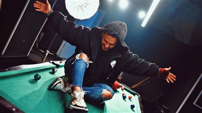 شاهد.. أحدث جلسة تصوير للفنان أيساف جبل