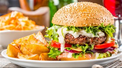 دليل شامل لطريقة عمل البرجر بخطواته المبسطة