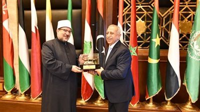 تسليم درع الأكاديمية العربية للعلوم والتكنولوجيا والنقل البحري لوزير الأوقاف