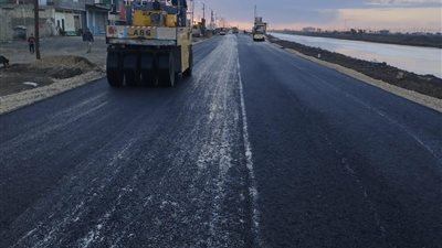 محافظ بورسعيد: بدء أعمال وضع الطبقة الإسفلتية ورفع كفاءة طريق المنزلة 