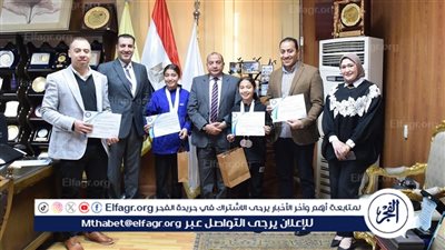 رئيس جامعة بني سويف يكرم طالبتين حصلن على ذهبيتين بالبطولة العربية للمبارزة