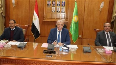 رئيس جامعة المنوفية يرأس اجتماع مركز الخدمة العامة