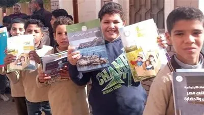 تسليم كتب التيرم الثاني على الطلاب فى أول يوم دراسي