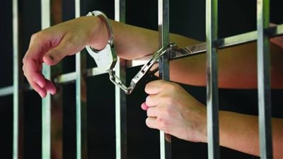 ما عقوبة تعدي الموظف العام على أرض زراعية أو مملوكة لوقف خيري؟