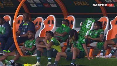 الحزن يسيطر على لاعبي نيجيريا بعد الهزيمة أمام كوت ديفوار بهدفين