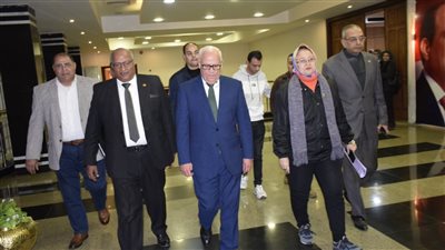 محافظ بورسعيد يكرم «وكيلة وزارة التربية والتعليم» السابقة 