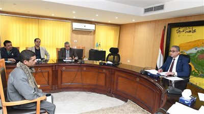 محافظ الفيوم يوجه بتوفير مساعدات مالية ومشروعات ومعاشات للحالات الأولى بالرعاية