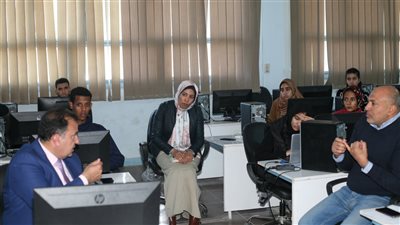 رئيس جنوب الوادي يلتقي فريق مشروع الميكنة الإلكترونية للمدن الجامعية