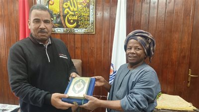 مدير عام تعليم قوص يكرم عامل نظافة الديوان لتفانيه في العمل