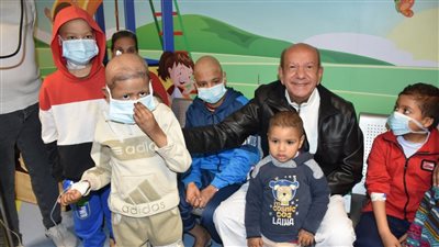 الفنان لطفي لبيب يحتفل مع الأطفال مرضى السرطان بعيد الحب في أورام الأقصر