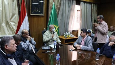 محافظ القليوبية يعقد اجتماعا مع عمال وسائقي النظافة لبدء المنظومة الجديدة 