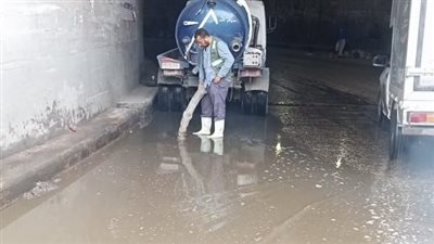 محافظ الجيزة يتابع جهود عمليات شفط مياه الأمطار وانتشار المُعدات لتسهيل الحركة المرورية