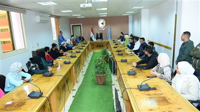 رئيس جامعة سوهاج يكرم ٢٠ طالبًا من متطوعي مؤسسة حياة كريمة من طلاب من أجل مصر
