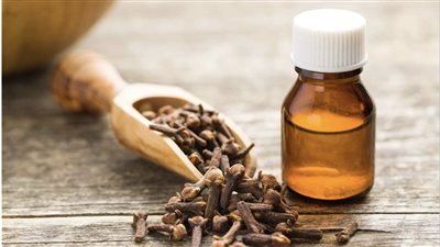 كيف تستخدم زيت القرنفل لألم الأسنان؟