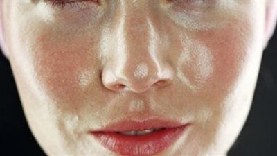 روتين لتنظيف البشرة الدهنية في المنزل 