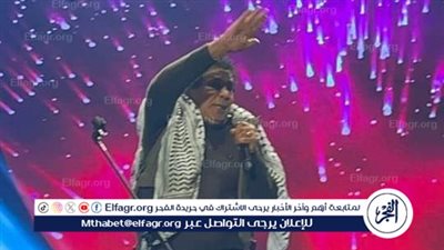 متوشحًا الشال الفلسطيني.. محمد منير يغنى 