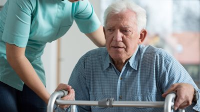 9 حالات يتعرض فيها المُسن للخطر وفقًا للقانون الجديد