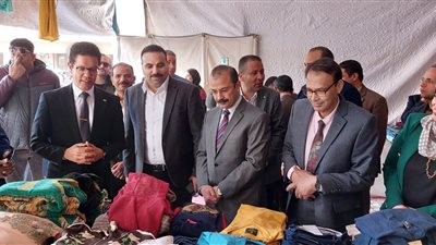رئيس جامعة بنها يفتتح المعرض الخيري للملابس لطلاب كلية التربية النوعية