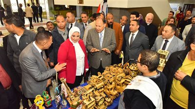 محافظ أسيوط يستقبل وزيرة التضامن الاجتماعي ويتفقدان معرض المنتجات والمشغولات اليدوية