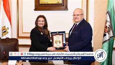 وزيرة الهجرة تهدي درع الوزارة للدكتور محمد الخشت تقديرا لجهوده