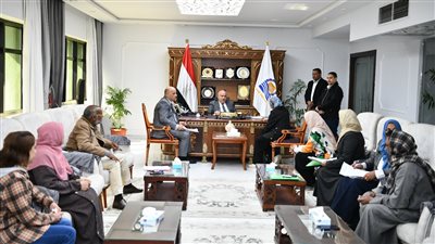 لبحث شكواهم.. محافظ قنا يستأنف لقاءته اليومية مع المواطنين بمكتبه