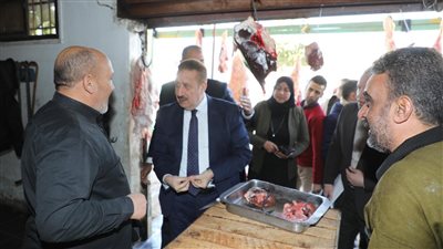 محافظ المنوفية يفاجئ منفذ بيع لحوم وزارة الزراعة للتأكد من الالتزام بالتسعيرة