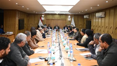 محافظ قنا يتابع الموقف التنفيذي لمشروع تأهيل وتبطين الترع