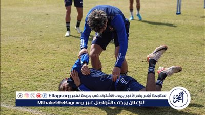 في موقف طريف.. إمام عاشور يداعب كهربا في تدريبات الأهلي
