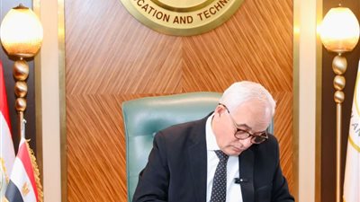 قرار عاجل من وزير التعليم بشأن تفعيل حظر استخدام الهواتف المحمولة