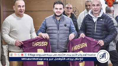 سيراميكا كليوباترا يحتفي بحسام حسن بعد وعكته الصحية على هامش لقاء الجونة 