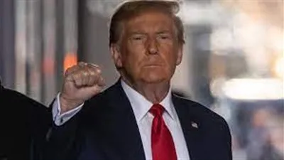 ترامب يشبه مواقفه القضائية بالمعارض الروسي أليكسي نافالني!