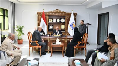 محافظ قنا يواصل استقبال المواطنين يوميا لبحث شكواهم