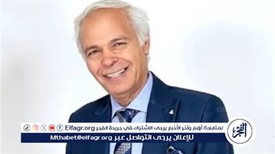 محمود عامر يروج لأحدث أعماله المسرحية الجديدة 