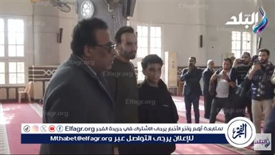 شاهد.. لحظة تشييع جثمان الناظر إلى مثواه الأخير وتأثر نجله 