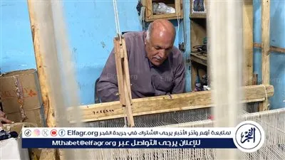 حكاية المقدس فرج.. سبعيني في المنيا يخترع ماكينة لصنع المفروشات الصوف