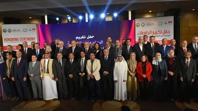 رئيس جامعة المنوفية يتسلم شهادة تكريم الجامعة لتقدمها بالتصنيف العربي 