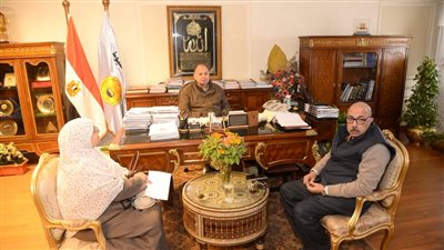 محافظ أسيوط يؤكد أهمية توصيل الخدمات الطبية والعلاجية للمواطنين