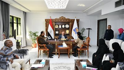 محافظ قنا يواصل استقبال المواطنين يوميا بمكتبه لبحث شكواهم