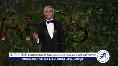 بهذه الطريقة.. سيد رجب يروج لمسرحية ملك والشاطر