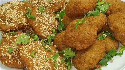 بنكهة شهيةوطعم لذيذ.. طريقة عمل عجينة الطعمية المقرمشة في البيت