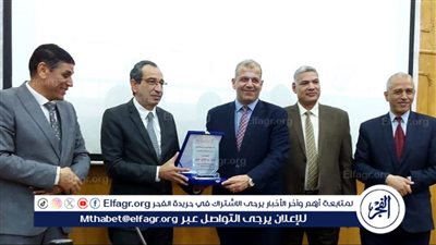 في يوم التميز.. رئيس جامعة الفيوم يكرم رئيس شركة المياه 