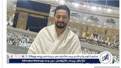 من أمام الكعبة.. حمادة هلال يهنئ زوجته بعيد ميلادها