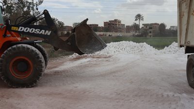 خلال جولته بمدينة شبين القناطر.. محافظ القليوبية يأمر بإزالة شونة مواد بناء على أرض زراعية
